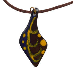 Smaltovaný podzimní přívěsek. Je navržený k zavěšení na delší šňůrce. Hodí se k neformálnímu stylu. Dodávám jej se saténovou šňůrkou ladící barvy. Doplňte jej sponkami nebo náušnicemi se stejnou kresbou.