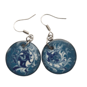 Modrobílé smaltované náušnice. Sluší zimnímu typu. Hodí se pro ty, kdo vybírají dárek nebo se smalty začínají. Můžete ji doplnit broží nebo náhrdelníkem ve stejných barvách.