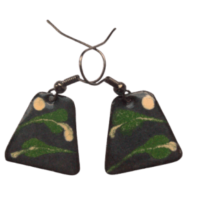 Smaltované náušnice se zelenými lístky. Vyniknou ve světlých vlasech. Hodí se pro volnočasové i formálnější příležitosti. Dolaďte je dalšími šperky a doplňky ze stejné kolekce.