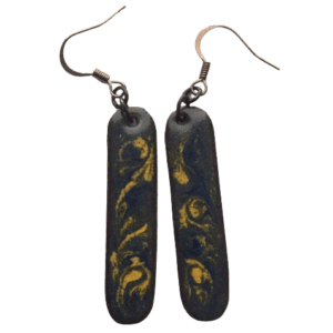 Smaltované večerní náušnice. Opticky prodlužují obličej. Vyniknou ve světlých vlasech. Abstraktní kresba s motivem večerní oblohy se hodí pro více příležitostí.