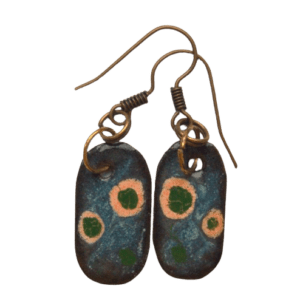 Smaltované náušnice s puntíky. Vyniknou ve světlých vlasech. Využijete je i v zimě. Hodí se pro ty, kdo se smalty začínají nebo vybírají dárek.