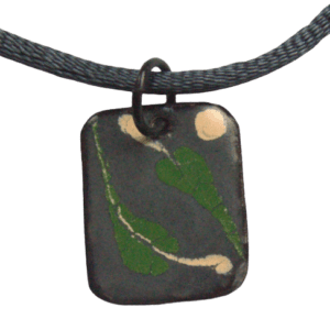 Smaltovaný přívěsek se zelenými lístky. Je navržený k nošení na kratší šňůrce ve výstřihu šatů nebo halenky. Výšku uvázání můžete měnit podle potřeby. Dodávám jej se saténovou šňůrkou ladící barvy. Dolaďte jej dalšími šperky a doplňky ze stejné kolekce.