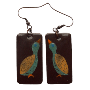 Smaltované náušnice s ptáčky. Jsou navržené pro milovnice velkých náušnic. Vyniknou ve světlých vlasech. Doplňte je broží se stejnou kresbou.