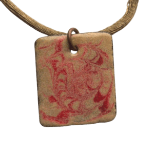 Smaltovaný pískovočervený přívěsek. Hodí se pro každodenní nošení. Výšku zavěšení můžete měnit podle potřeby. Dodávám jej se saténovou šňůrkou ladící barvy. Pořiďte si k nim náušnice ve stejných barvách.