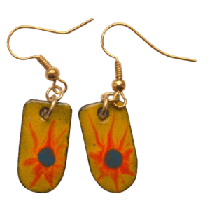 Smaltované zlaté náušnice. Jsou určené těm, kdo se smalty začínají nebo vybírají dárek. Sluší jarnímu typu. Bude ladit s vašimi zlatými šperky. Doplňte je náhrdelníkem ve stejných barvách.