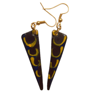 Smaltované podzimní náušnice. Hodí se k letním outfitům. Opticky prodlouží obličej. Doplňte je broží nebo přívěskem se stejnou kresbou.