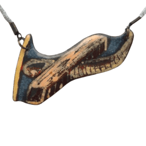 Smaltovaný přívěsek letadlo. Je navržený k nošení na kratší šňůrce. Hodí se k letním outfitům. Doplňte jej náušnicemi či sponkami ze stejné kolekce.