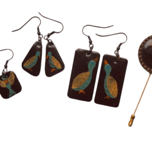 Smaltovaná souprava s ptáčky. Hodí se k romantickým outfitům Pro slavnostní příležitosti se můžete sladit do páru. Sluší podzimnímu typu.