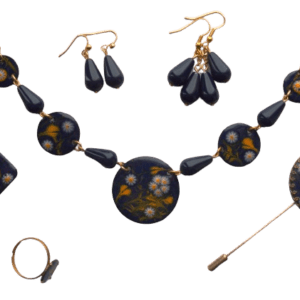 Smaltovaná souprava s kvítky. Elegantní souprava se hodí k formálnímu outfitu i pro slavnostní příležitost. Můžete se sladit se svým doprovodem.