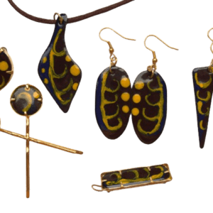 Smaltovaná podzimní souprava. Pro milovnice výrazných a masivnějších vzorů. Bude ladit s vašimi zlatými šperky. Hodí se k minimalistickému outfitu. Vyberte si vlastní kombinaci šperků.