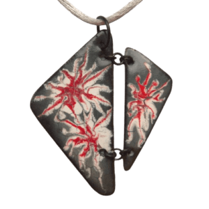 Smaltovaný šedobílý přívěsek. Originální kousek je navržený k zavěšení na delší šňůrce. Hodí se k minimalistickému stylu. Dodávám jej se saténovou šňůrkou ladící velikosti. Doplňte jej náušnicemi nebo broží ve stejných barvách.