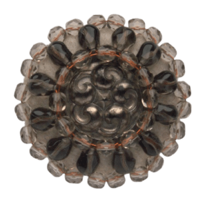 Šedá korálková brož s vintage knoflíkem. Hodí se na klopu sáčka nebo kabátu. Doplňte ji náušnicemi, sponkou nebo náramkem ze stejných korálků.