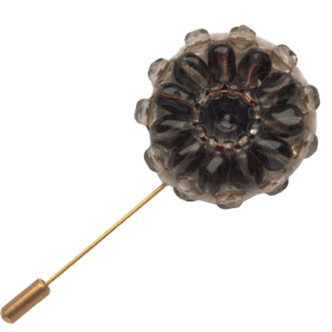 Šedá korálková jehlice do klopy. Hodí se pro slavnostní příležitost. S vaším dámským doprovodem se můžete sladit pomocí šperků ze stejných korálků.