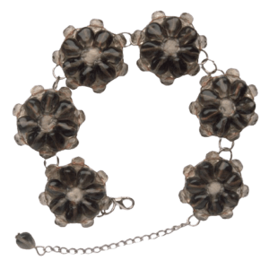 Šedý korálkový náramek. Hodí se k elegantnímu stylu. Doplňte náušnicemi, sponkou nebo broží ze stejných korálků.