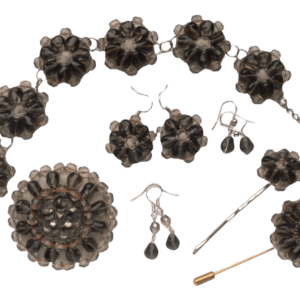 Šedá korálková souprava. Sluší zimnímu typu. Můžete ji kombinovat s Vašimi oblíbenými barvami.