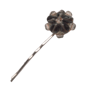 Šedá korálková sponka. Vynikne ve světlých vlasech. Pevné perko neklouže. Do soupravy si můžete vybrat brož, náušnice, nebo náramek ze stejných korálků.