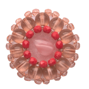 Růžová korálková brož s vintage knoflíkem. Sluší jarnímu typu. Hodí se na klopu sáčka nebo k sepnutí šátku. Doplňte ji náušnicemi, náramkem nebo sponkou ze stejných korálků.