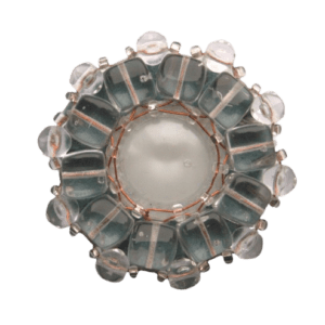 Křišťálová korálková brož. Hodí se pro každý den i slavnostnější příležitosti. Doplňte ji náušnicemi ze stejných korálků.