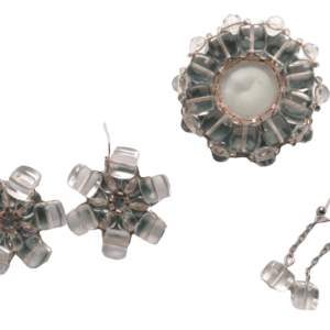 Křišťálová korálková souprava. Měňte si k broži náušnice podle potřeby.