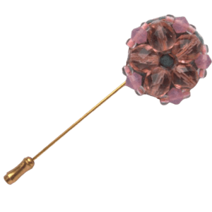 Růžová korálková jehlice do klopy. Hodí se k dalším barevně sladěným doplňkům nebo kravatě. Pro slavnostní příležitost se můžete sladit s Vaším dámským doprovodem pomocí šperků ze stejné soupravy.