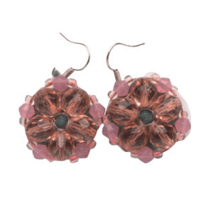 Růžové korálkové náušnice. Hodí se k romantickým outfitům. Dolaďte je broží, sponkou nebo náramkem ze stejných korálků.