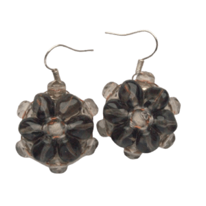 Šedé korálkové náušnice. Sluší zimnímu typu. Pro zvláštní příležitosti je můžete sladit s broží nebo náramkem ze stejných korálků.