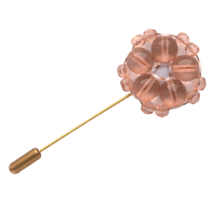 Růžová korálková jehlice do klopy. Méně výrazná jehlice se hodí pro každou příležitost. Pro slavnostní příležitosti se můžete se svým doprovodem sladit pomocí šperků ze stejných korálků.