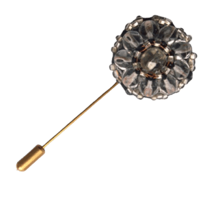 Křišťálová korálková jehlice do klopy. Elegantní doplněk se hodí pro slavnostní příležitosti. Slaďte se s vaším doprovodem šperky ze stejné soupravy.