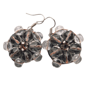 Křišťálové korálkové náušnice. Hodí se k formálnímu stylu. Slaďte je s náramkem či broží ze stejných korálků.