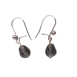 Šedé korálkové náušnice. Sluší zimnímu typu. Budou ladit s vašimi stříbrnými šperky. Hodí se jako dárek pro menší slečnu. Doplňte je broží, sponkou nebo náramkem ze stejných korálků.