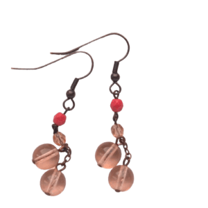 Růžové korálkové náušnice. Jednoduché náušnice, které se hodí k romantickým outfitům. Vyberte si k nim brož, sponku nebo náramek ze stejných korálků.