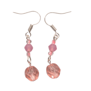 Růžové korálkové náušnice. Budou ladit s vašimi stříbrnými šperky. Vyberte si k nim brož, sponku nebo náramek ze stejných korálků.