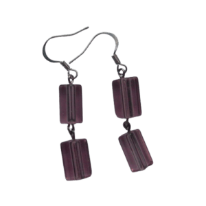 Fialové korálkové náušnice. Sluší podzimnímu typu. Dolaďte jej náramkem ze stejných korálků.
