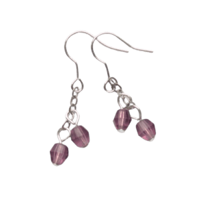 Fialové korálkové náušnice. Budou ladit s Vašimi stříbrnými šperky. Slaďte je s broží nebo náramkem ze stejných korálků.