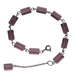 Fialový korálkový náramek. Délku lze upravit. Sluší podzimnímu typu. Doplňte jej náušnicemi ze stejných korálků.