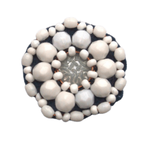 Bílá korálková brož. Hodí se na klopu sáčka nebo na šaty. Doplňte ji náušnicemi nebo náramkem ze stejných korálků.