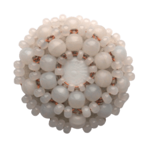 Mléčně bílá korálková brož. Sluší jarnímu typu. Hodí se pro slavnostní příležitost na šaty nebo na klopu sáčka. Dolaďte ji náramkem, nebo náušnicemi ze stejných korálků.