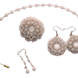 Bílá korálková souprava. Elegantní šperky pro pár. Hodí se k minimalistickému stylu.