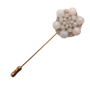 Bílá korálková jehlice do klopy. Sluší jarnímu typu. Hodí se pro každou příležitost. S Vaším doprovodem se můžete sladit pomocí šperků ze stejné soupravy.