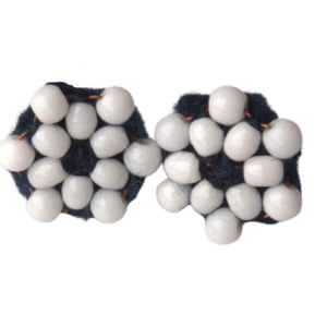 Bílé korálkové náušnice. Drobné puzety v nesmrtelné černobílé kombinaci. Dodávám je s plastovými nebo kovovými zarážkami. Pořiďte si k nim náramek nebo brož ze stejné soupravy.