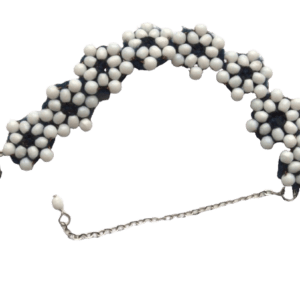 Bílý korálkový náramek. Délku lze upravit. Jednoduchý náramek se hodí pro každou příležitost. Doplňte jej náušnicemi či broží ze stejných korálků.