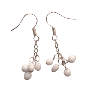 Bílé korálkové náušnice. Hodí se k minimalistickému stylu. Slaďte je s náramkem či s broží ze stejných korálků.