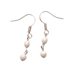 Bílé korálkové náušnice. Hodí se k minimalistickému stylu. Doplňte je náramkem či broží ze stejných korálků.