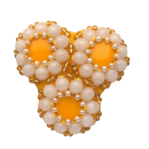 Žlutá korálková brož. Větší složená brož se hodí na klopu sáčka nebo kabátu. Sluší jarnímu typu. Doplňte ji náušnicemi nebo náramkem ze stejných korálků.