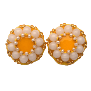 Žluté korálkové klipy na boty. Sluší jarnímu typu. Hodí se pro zvláštní příležitosti. Vyberte si k němu náramek, náušnice nebo brož ze stejných korálků.