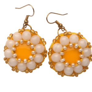 Žluté korálkové náušnice. Hodí se k letním květinovým šatům. Budou ladit s Vašimi zlatými šperky. Doplňte je náramkem či broží ze stejných korálků.