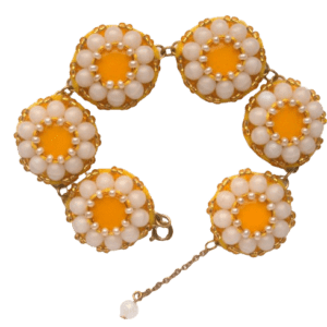 Žlutý korálkový náramek. Hodí se k rozevlátým letním outfitům i elegantnímu stylu. Dolaďte jej náušnicemi či broží ze stejných korálků.