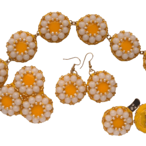 Žlutá korálková souprava. S výraznými šperky inspirovanými květinami doslova zazáříte.