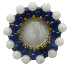 Modrobílá korálková brož. Elegantní doplněk k šatům. Hodí se k minimalistickému stylu. Sluší zimnímu typu.