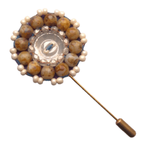 Béžová korálková jehlice do klopy. Hodí se k béžové či krémové košili. Sluší podzimnímu typu. S Vaším doprovodem se můžete sladit pomocí šperků ze stejné soupravy.